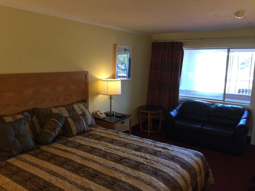 Eastern Inn Bourne Bagian luar foto