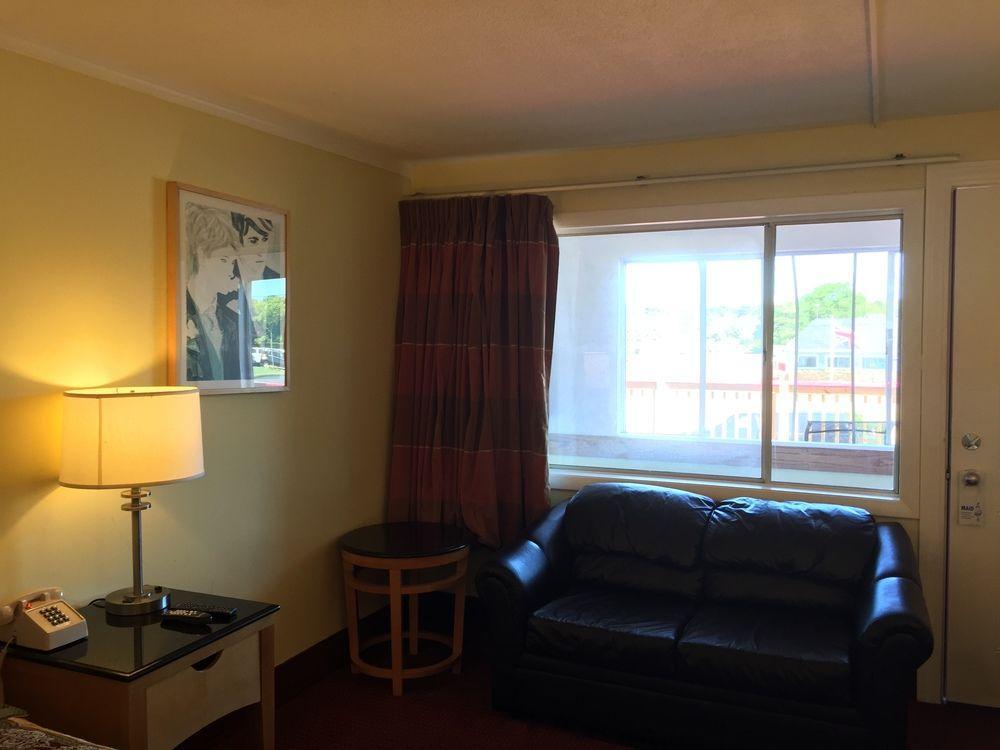 Eastern Inn Bourne Bagian luar foto