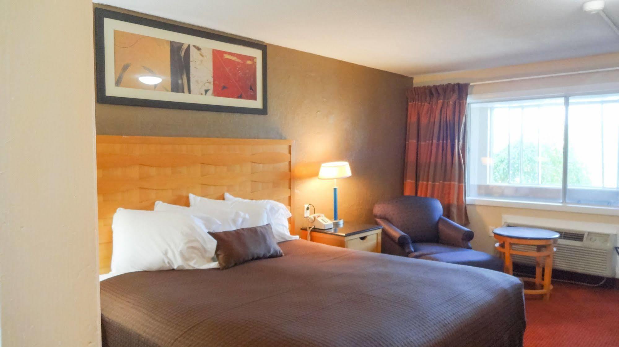 Eastern Inn Bourne Bagian luar foto